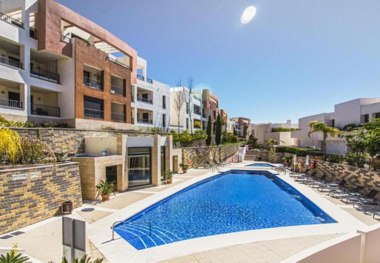Vivi Homes - Elisa Pool, Gym & Sea View Apartment