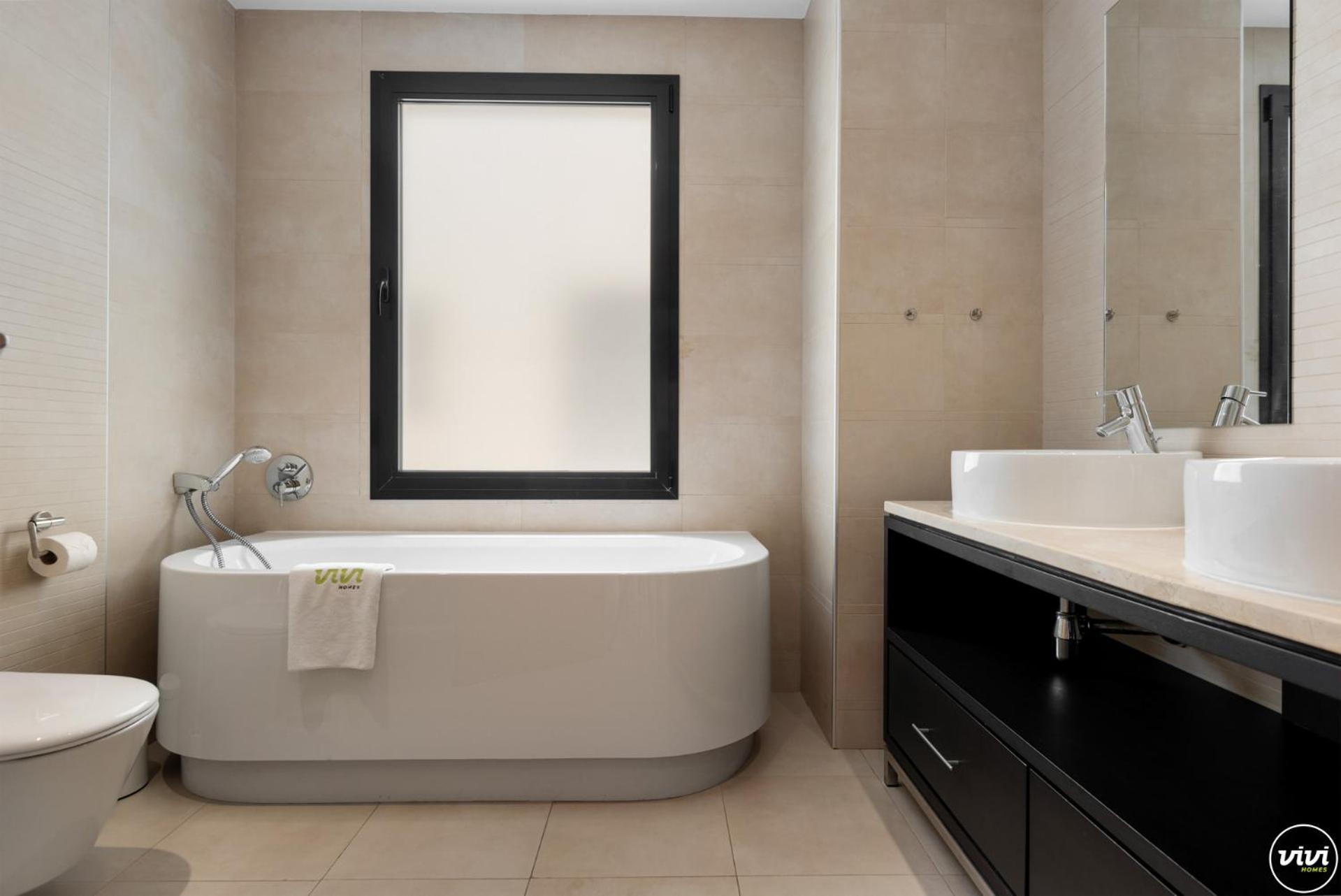 Vivi Homes - Elisa Pool, Gym & Sea View Apartment