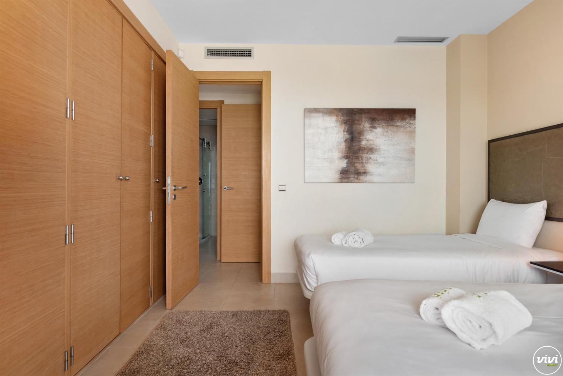 Vivi Homes - Elisa Pool, Gym & Sea View Apartment