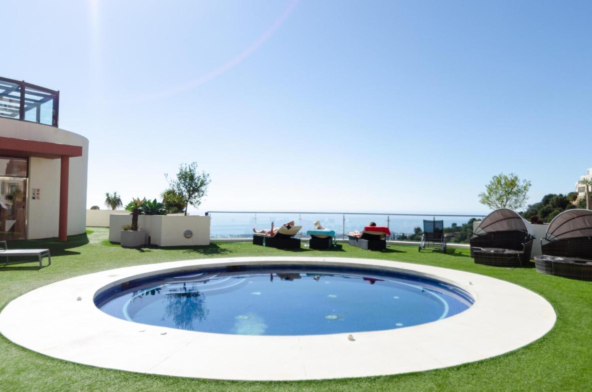 Vivi Homes - Elisa Pool, Gym & Sea View Apartment *