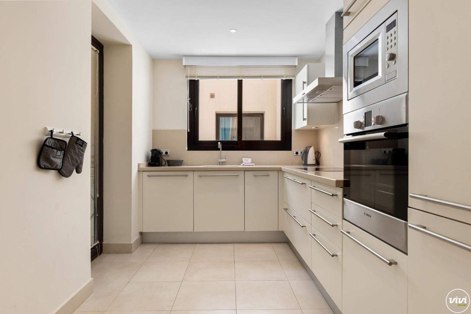Vivi Homes - Elisa Pool, Gym & Sea View Apartment *
